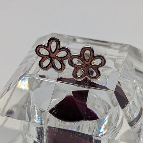 Chic Silver Floral Earrings - Picture 2 of 5